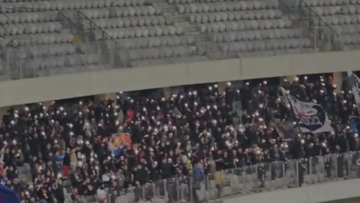 La U Cluj - FCSB s-au repetat la final scenele de anul trecut din Gruia! » Clujenii au aprins blițurile pentru a celebra campioana