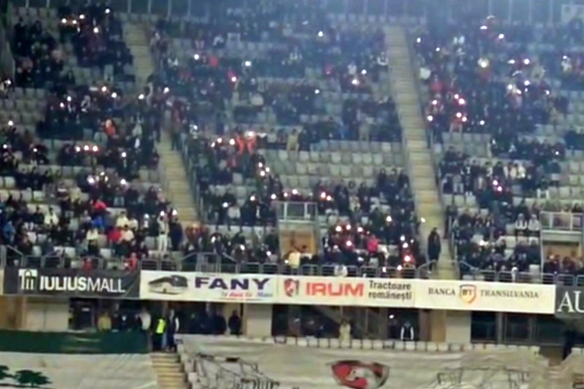 La U Cluj - FCSB s-au repetat la final scenele de anul trecut din Gruia! » Clujenii au aprins blițurile pentru a celebra campioana