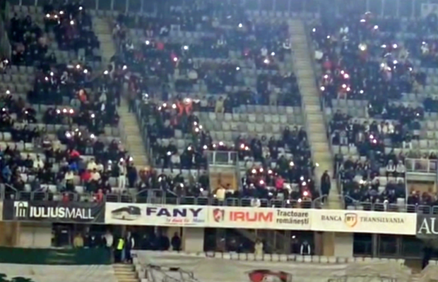 La U Cluj - FCSB s-au repetat la final scenele de anul trecut din Gruia! » Clujenii au aprins blițurile pentru a celebra campioana