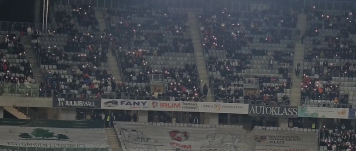 La U Cluj - FCSB s-au repetat la final scenele de anul trecut din Gruia! » Clujenii au aprins blițurile pentru a celebra campioana