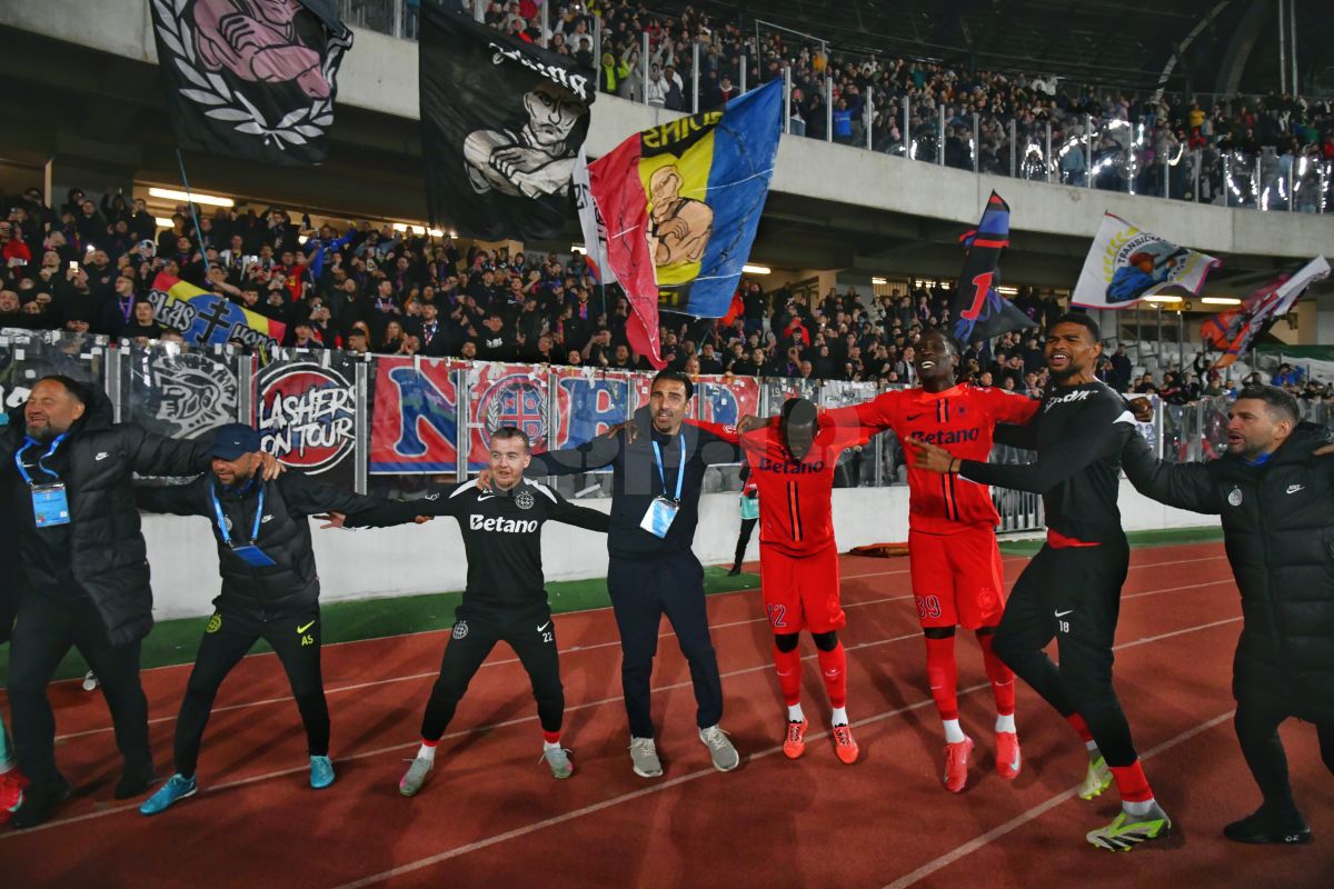 U Cluj - FCSB: imaginile bucuriei dezlănțuite din fața peluzei » Roș-albaștrii au pornit, oficial, sărbătoarea