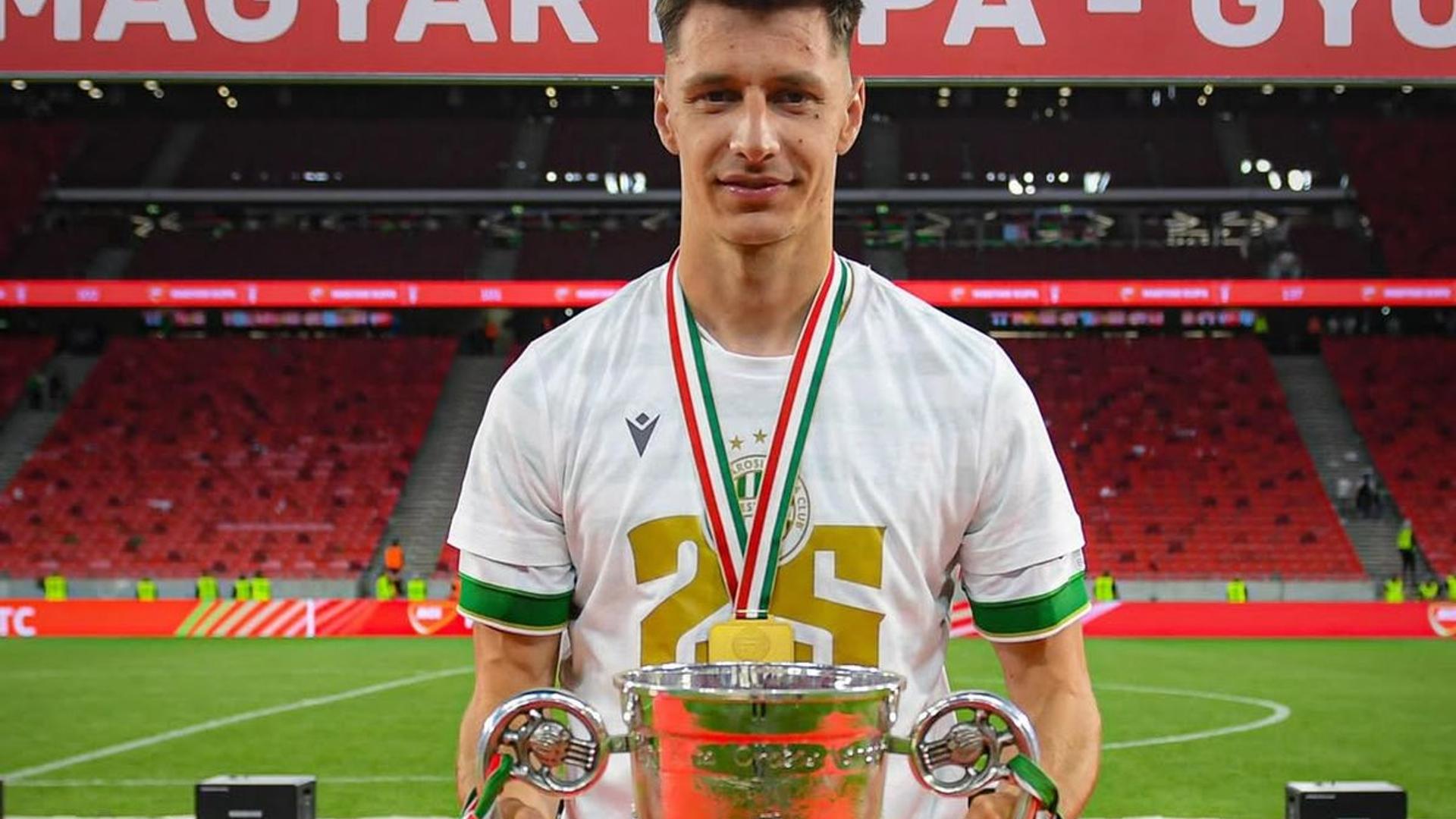 Marius Corbu în tricoul Ferencvaros pe terenul de fotbal în finala Cupei Ungariei, sub privirea antrenorului Gheorghe Hagi. | sursa foto: Gazeta Sporturilor