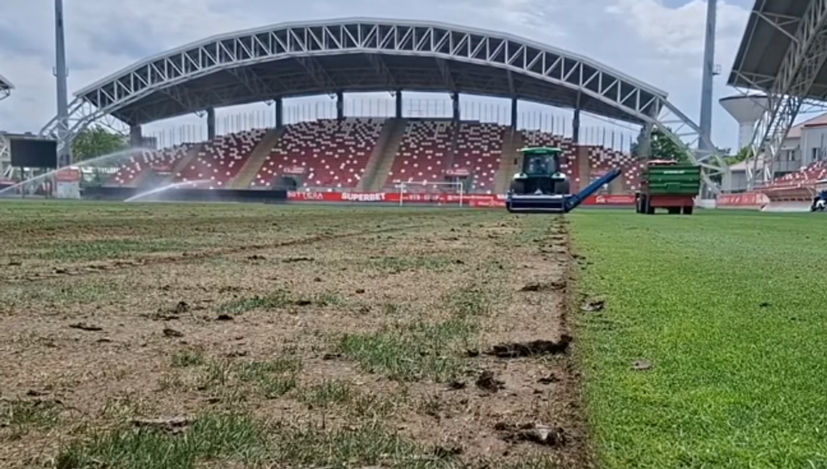 Se schimbă gazonul de pe „Arena Francisc Neuman”