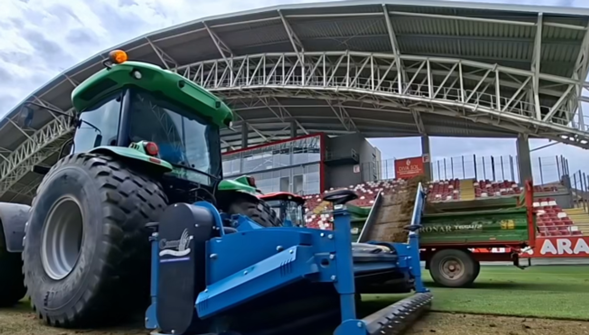 Se schimbă gazonul de pe „Arena Francisc Neuman”