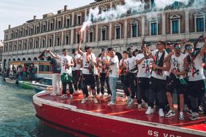 Imagini „romantice” » Au sărbătorit promovarea în cel mai original mod posibil