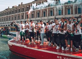 Imaginile zilei: gondole, fumigene și Sfântul Marcu » Au sărbătorit pe canale promovarea în Serie A