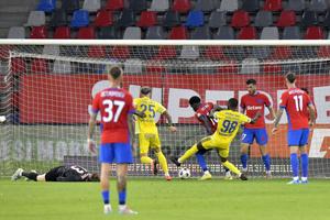FCSB - Unirea Slobozia » Oaspeții, gol nebunesc anulat pe motiv de offside! Lovitură pentru FCSB: S-a accidentat Matei Popa