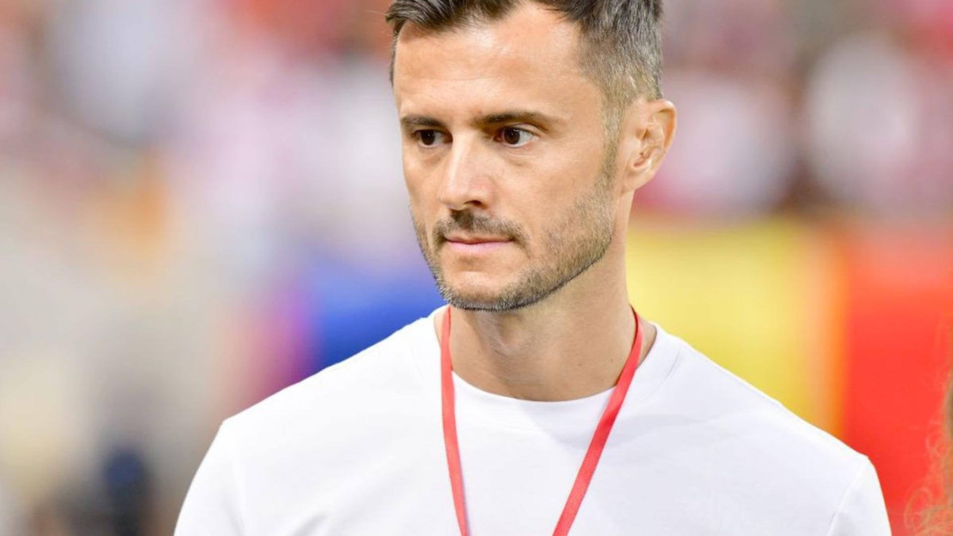 Andrei Nicolescu discutând despre Dinamo play-off în fața microfoanelor, în contextul protestului galeriei la meciul cu FC Argeș | sursa foto: Gazeta Sporturilor