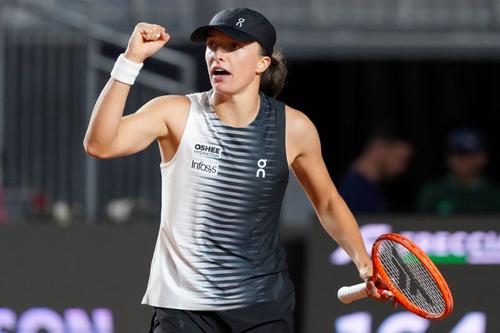 Iga Swiatek sărbătorind victoria cu Naomi Osaka la Roma 2026 Foto: Imago Images