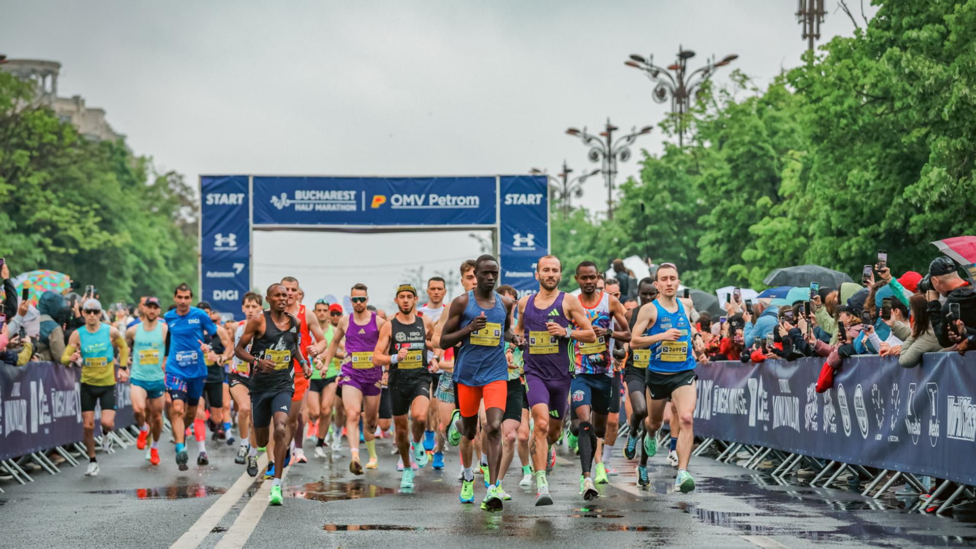 Alergători participanți la Bucharest Half Marathon și cursa 10 km în alergare urbană pe străzile aglomerate ale Bucureștiului, în timpul competiției. | sursa foto: Gazeta Sporturilor
