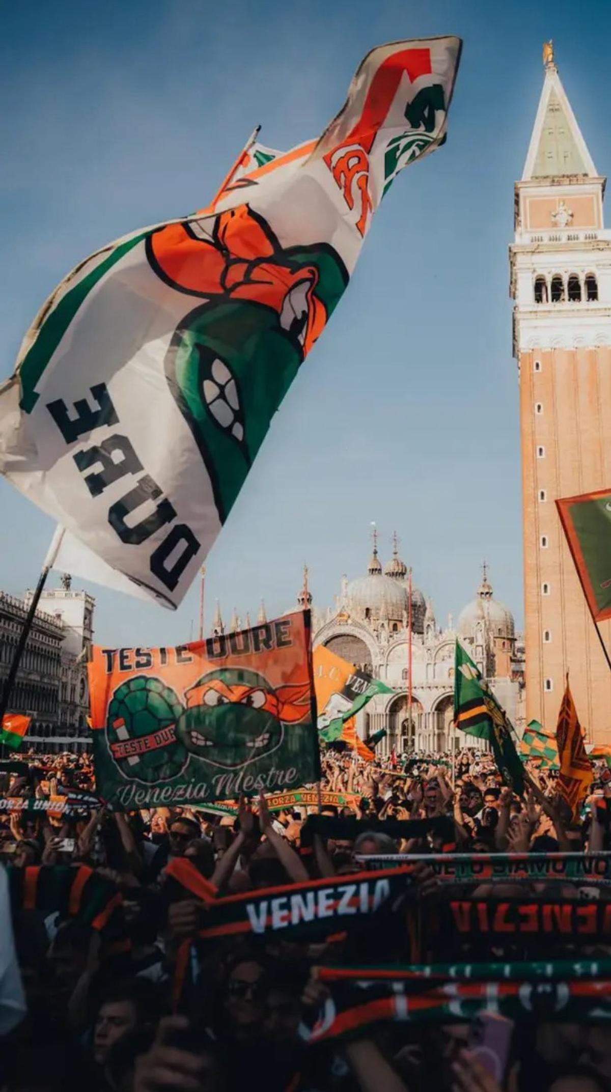 Imaginile zilei: gondole, fumigene și Sfântul Marcu » Au sărbătorit pe canale promovarea în Serie A