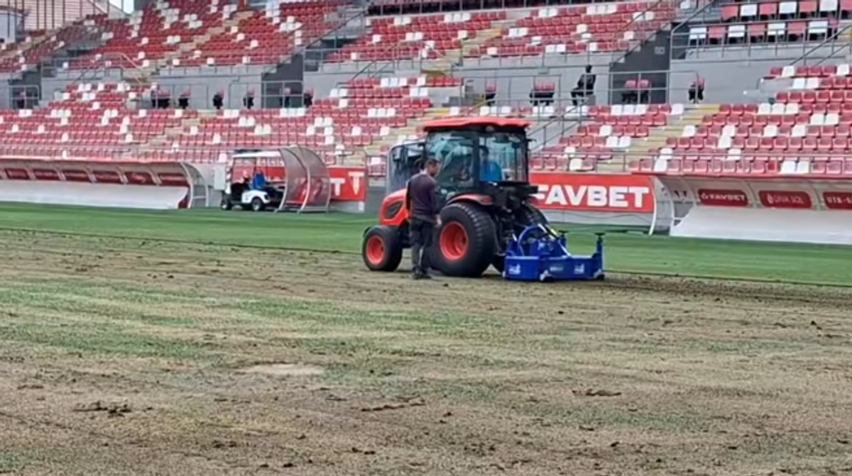 Se schimbă gazonul de pe „Arena Francisc Neuman”