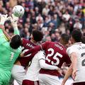 Pablo îi pune mâna în fața portarului David Raya / Foto: GettyImages