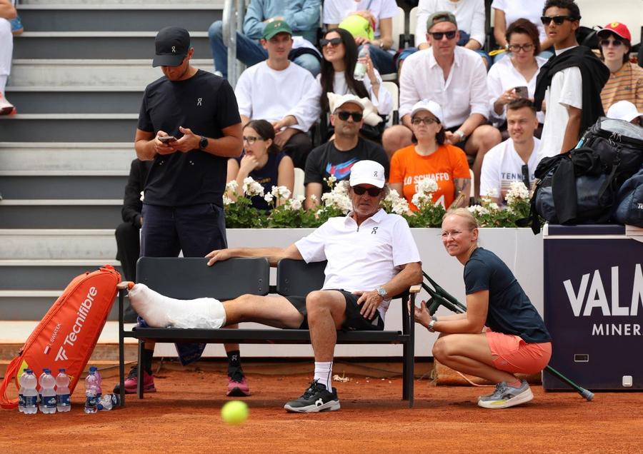Francisco Roig și Daria Abramowicz la Roma Foto: Imago Images Cum și-a accidentat antrenorul fostul lider WTA Iga Swiatek în centrul Romei: „Lumea nu și-a dat seama cât de grav era”