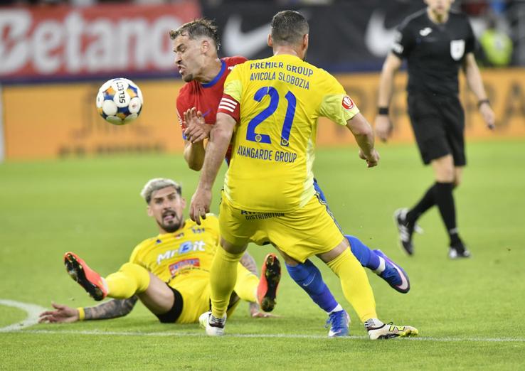 Olaru și Ibrian, în duel, FCSB - Unirea Slobozia // foto: Cristi Preda (GSP)