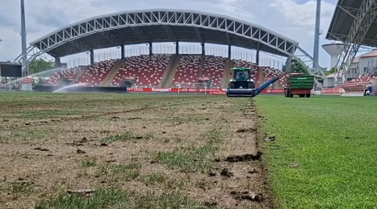 Primarul orașului unde evoluează echipa din play-out se laudă cu noul gazon montat: „Cel mai bun din România”