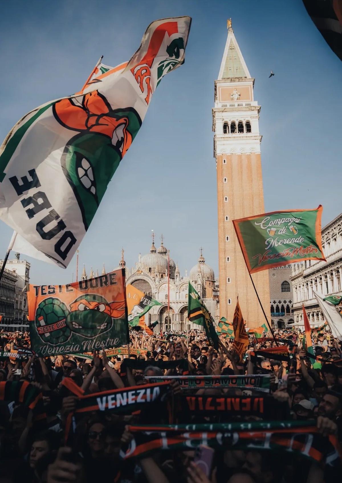 Imaginile zilei: gondole, fumigene și Sfântul Marcu » Au sărbătorit pe canale promovarea în Serie A