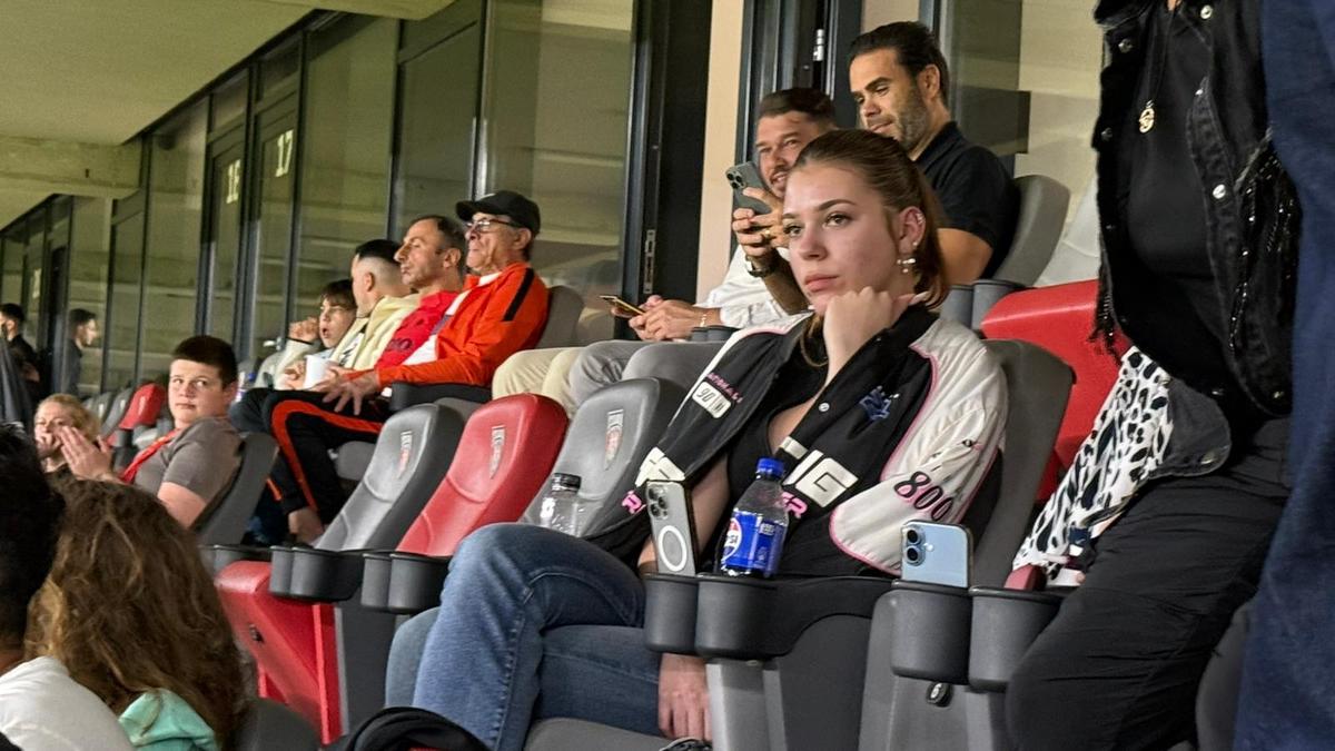 Nu au fost prezente la petrecerea Stelei '86, dar Alexandra și Julianne Duckadam au venit pe Ghencea la FCSB - Slobozia