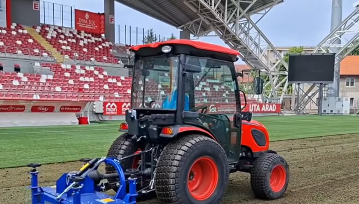 Se schimbă gazonul de pe „Arena Francisc Neuman”
