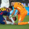 Jude Bellingham primește ajutor din partea jucătorilor Barcelonei după cotul lui Eric Garcia / Foto: Imago