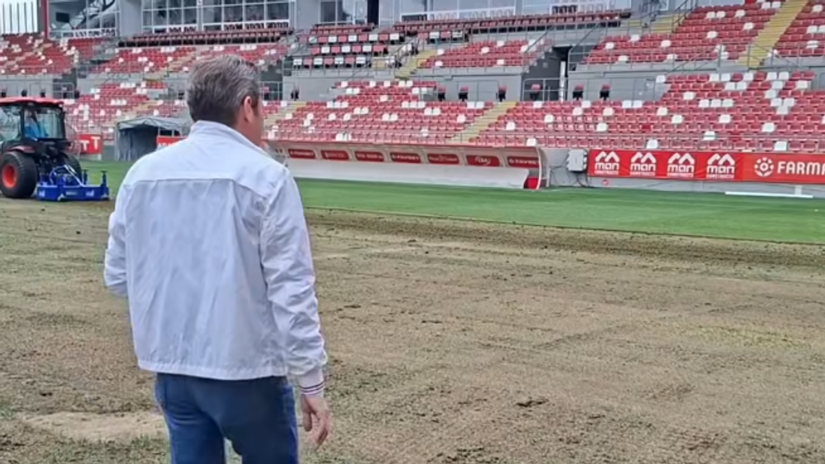 Se schimbă gazonul de pe „Arena Francisc Neuman”