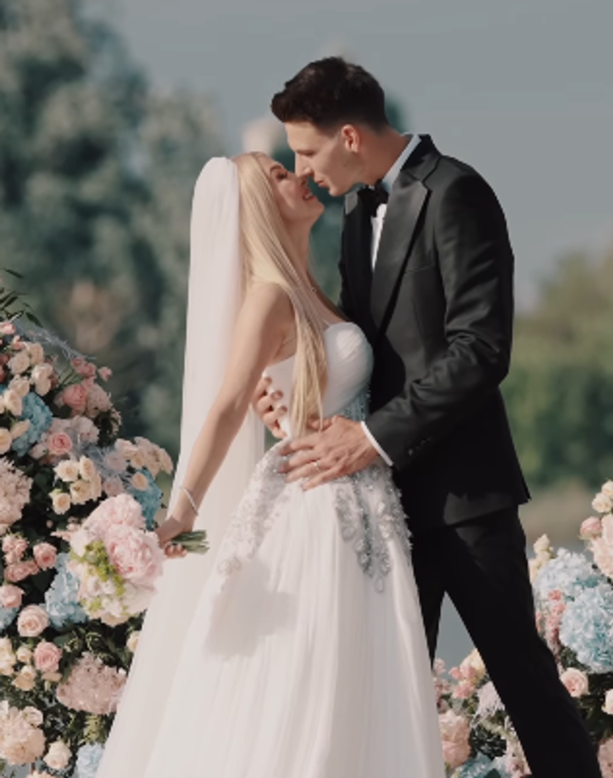 Andreea Bălan s-a căsătorit religios cu tenismenul Victor Cornea » Imagini de la nunta de pe malul Lacului Buftea