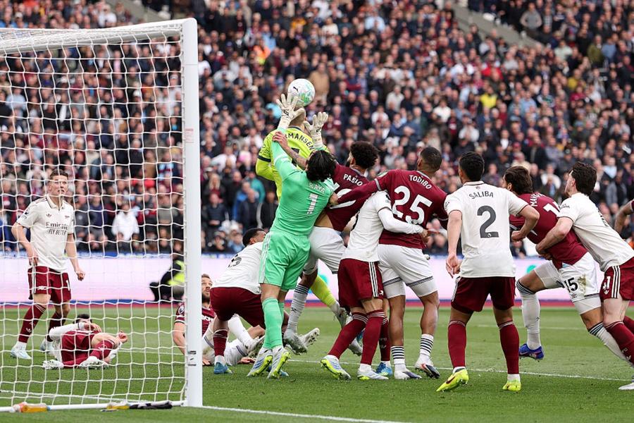 Gary Neville, reacție dură după golul anulat care poate decide titlul în Premier League: „Cel mai important moment din istoria VAR”
