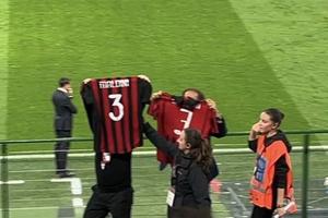 Tricoul lui Maldini, interzis pe San Siro » Fanii care au arătat tricoul legendei lui AC Milan, dați afară de pe stadion