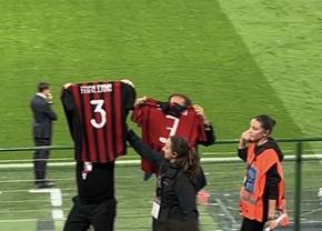 Tricoul lui Maldini, interzis pe San Siro » Fanii care l-au purtat, dați afară de pe stadion