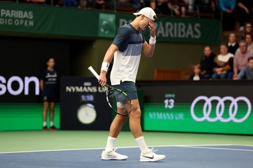 Holger Rune părăsind terenul accidentat la Stockholm 2025 Foto: Guliver/GettyImages