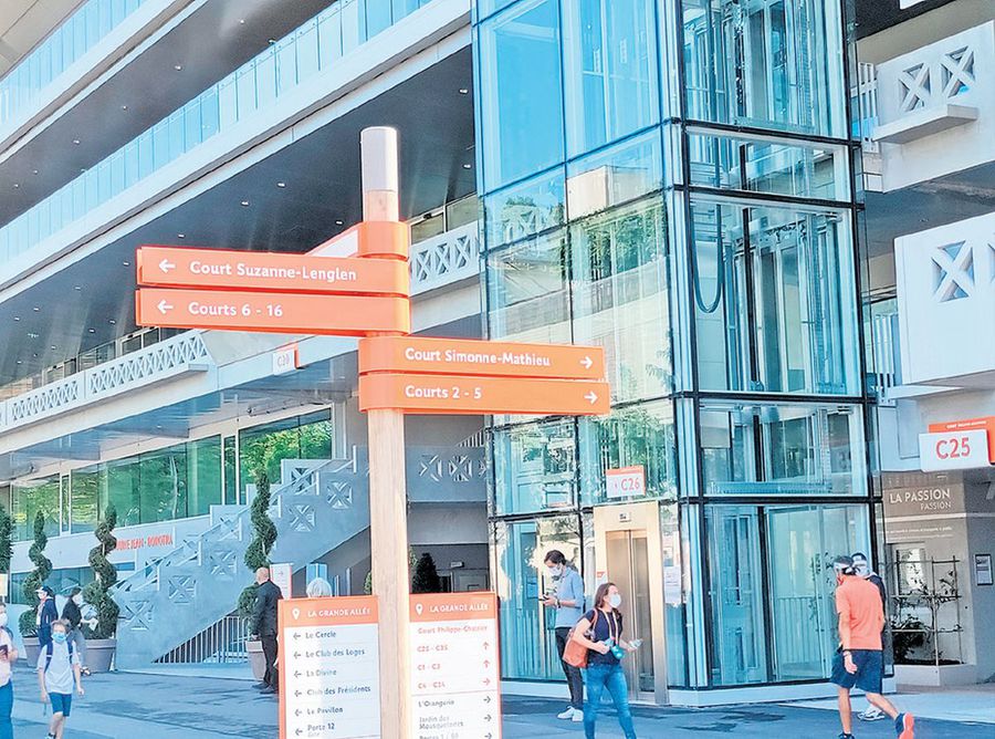 E ușor să te orientezi în complex, indicatoarele sunt clare (foto: Cristian Geambașu) Roland Garros, aristocratul din Orașul Luminilor » Cristian Geambașu: „Democratizarea societății, un amestec subtil (parșiv?) între libertate și constrângere”