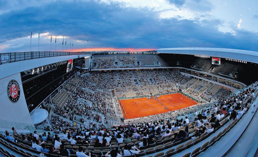 Un meci din sesiunea de seară pe Terenul Philippe Chatrier cu public în tribună (foto: Guliver/GettyImages) Roland Garros, aristocratul din Orașul Luminilor » Cristian Geambașu: „Democratizarea societății, un amestec subtil (parșiv?) între libertate și constrângere”
