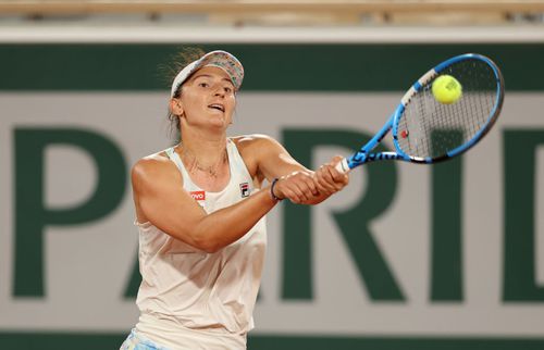 Irina Begu (30 de ani) și argentinianca Nadia Podoroska (24 de ani) au fost eliminate în semifinalele probei de dublu feminin de la Roland Garros, de perechea Bethanie Mattek-Sands (36 de ani)/Iga Swiatek (20 de ani), scor 3-6, 4-6.
