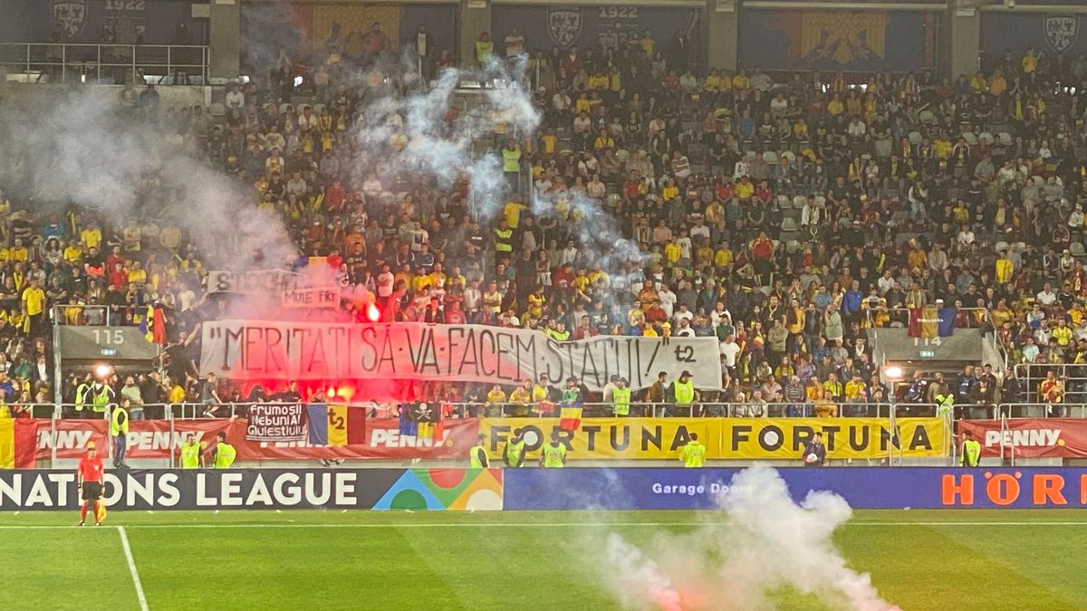 Torțe aruncate pe teren și scandări xenofobe  » România - Finlanda, întrerupt de ultrașii români