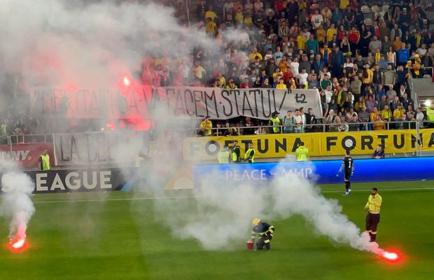 Torțe aruncate pe teren și scandări xenofobe  » România - Finlanda, întrerupt de ultrașii români