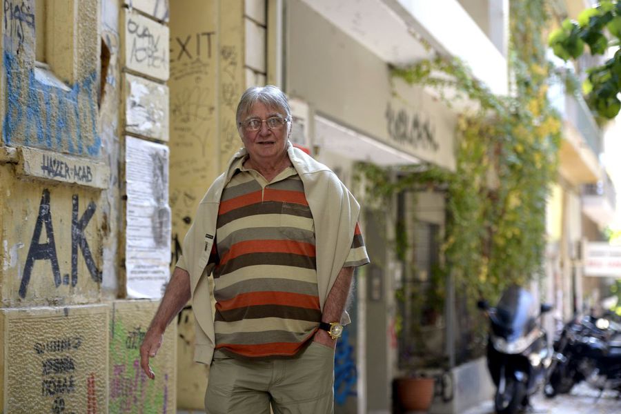 Nichi Dumitriu, în Grecia (foto: arhiva GSP) 55 de ani de la primul titlu al Rapidului » Nichi Dumitriu: „Noi am fost zeii Giuleștiului. Doar Sabău și Lupu ar fi putut juca în echipa din '67. Pancu? A avut două viteze, mică și foarte mică!”
