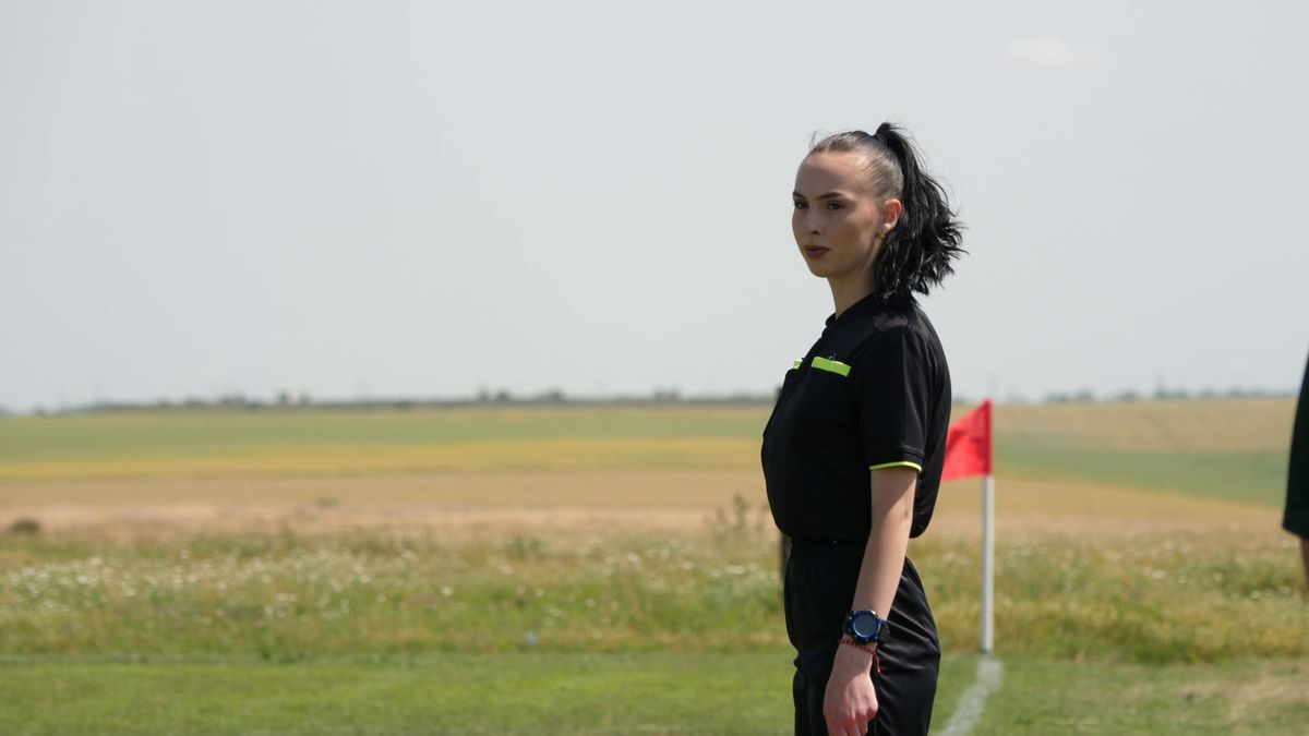 Netflix ar da lovitura la Plumbuita, în Călărași » „Stricau terenul când treceau cu morții! O luau pe gazon ca să scurteze drumul până la cimitir”