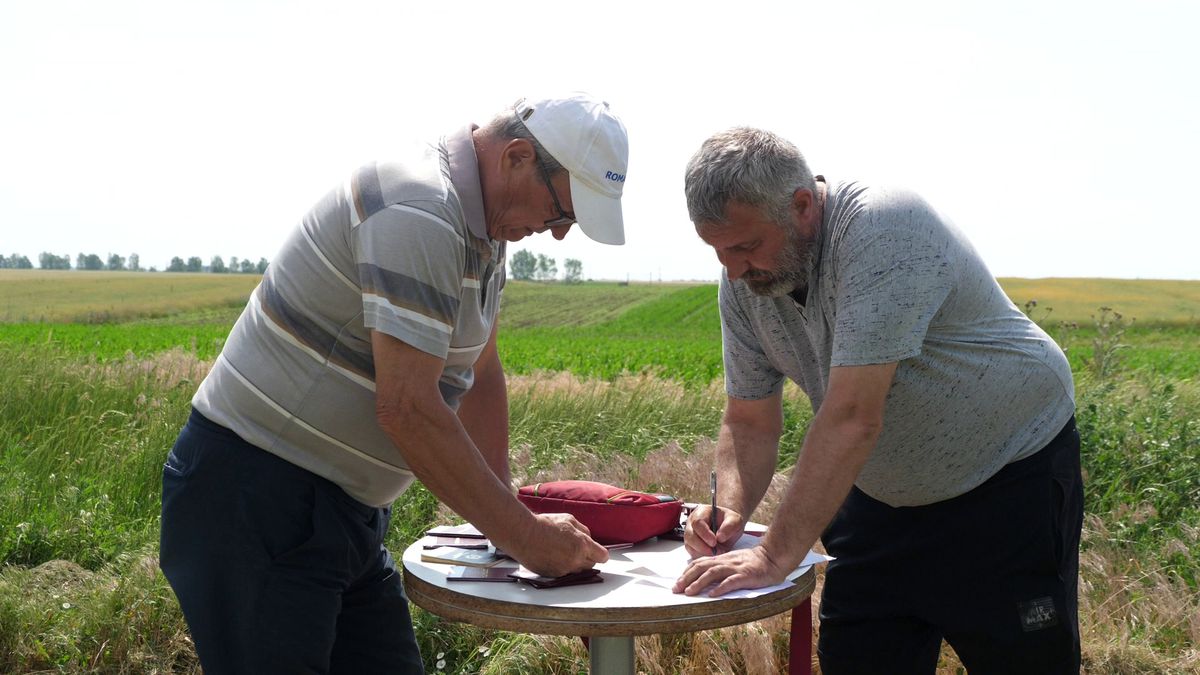 Netflix ar da lovitura la Plumbuita, în Călărași » „Stricau terenul când treceau cu morții! O luau pe gazon ca să scurteze drumul până la cimitir”