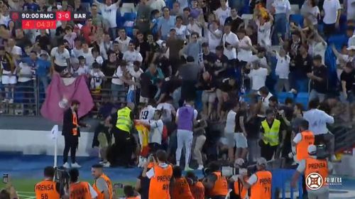 Scene incredibile în mini-Clasico! Real Madrid B elimină Barca B: fanii au căzut din peluză când sărbătoreau golul calificării