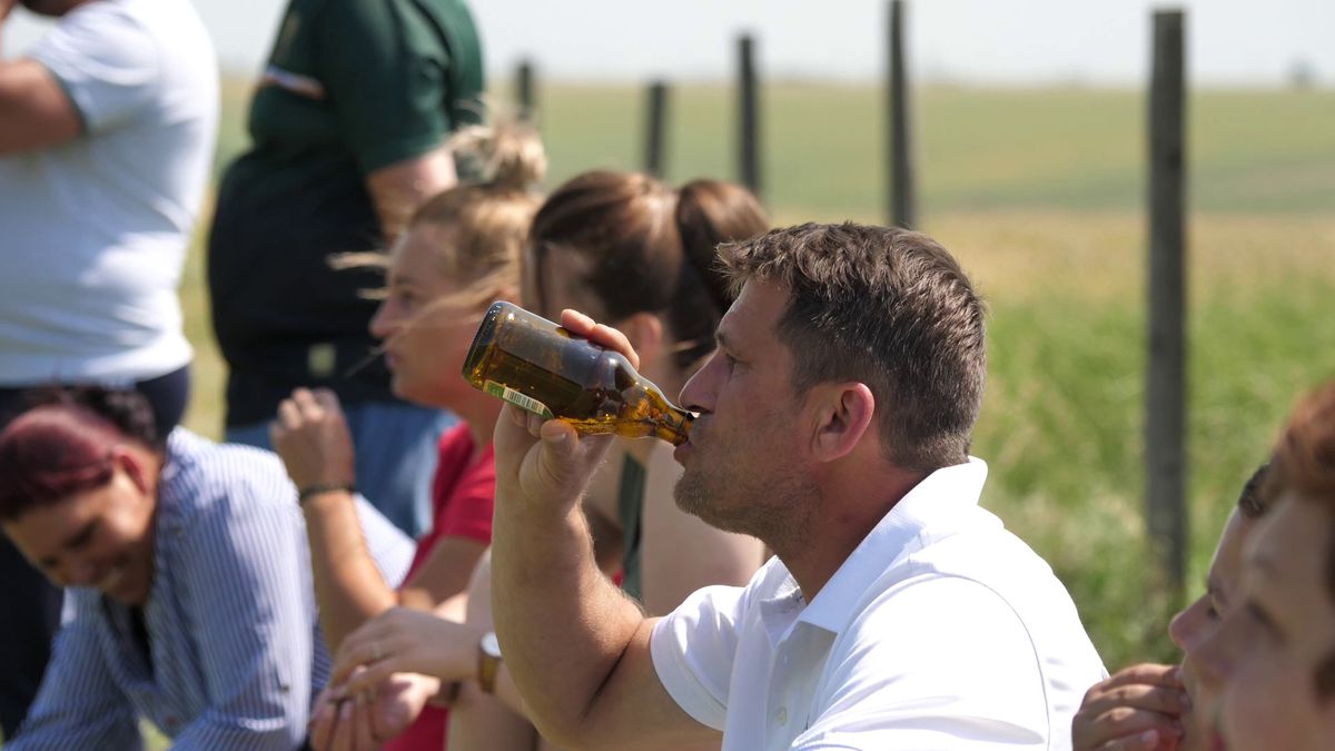 Netflix ar da lovitura la Plumbuita, în Călărași » „Stricau terenul când treceau cu morții! O luau pe gazon ca să scurteze drumul până la cimitir”