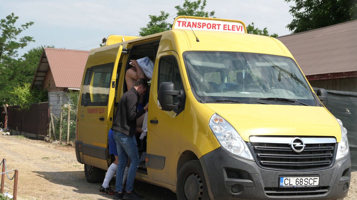 Netflix ar da lovitura la Plumbuita, în Călărași » „Stricau terenul când treceau cu morții! O luau pe gazon ca să scurteze drumul până la cimitir”