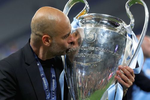 Pep Guardiola, sărutând trofeul Ligii Campionilor/ foto: Imago Images
