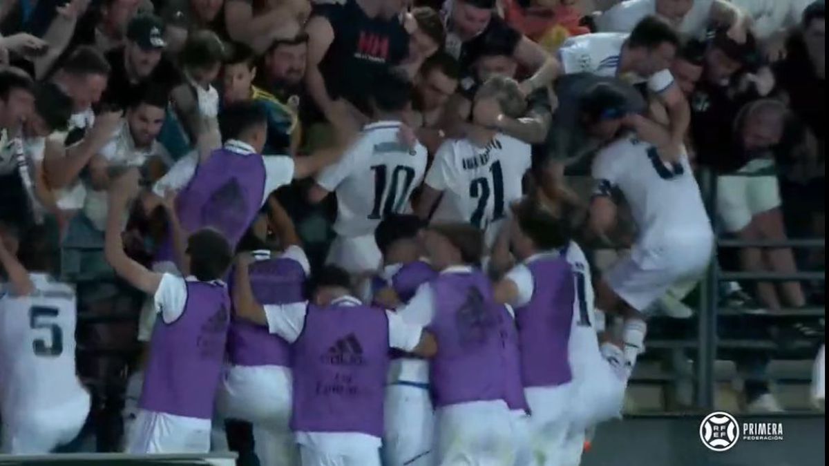 FOTO Fani au căzut cu tribuna la Real Madrid B - Barcelona B