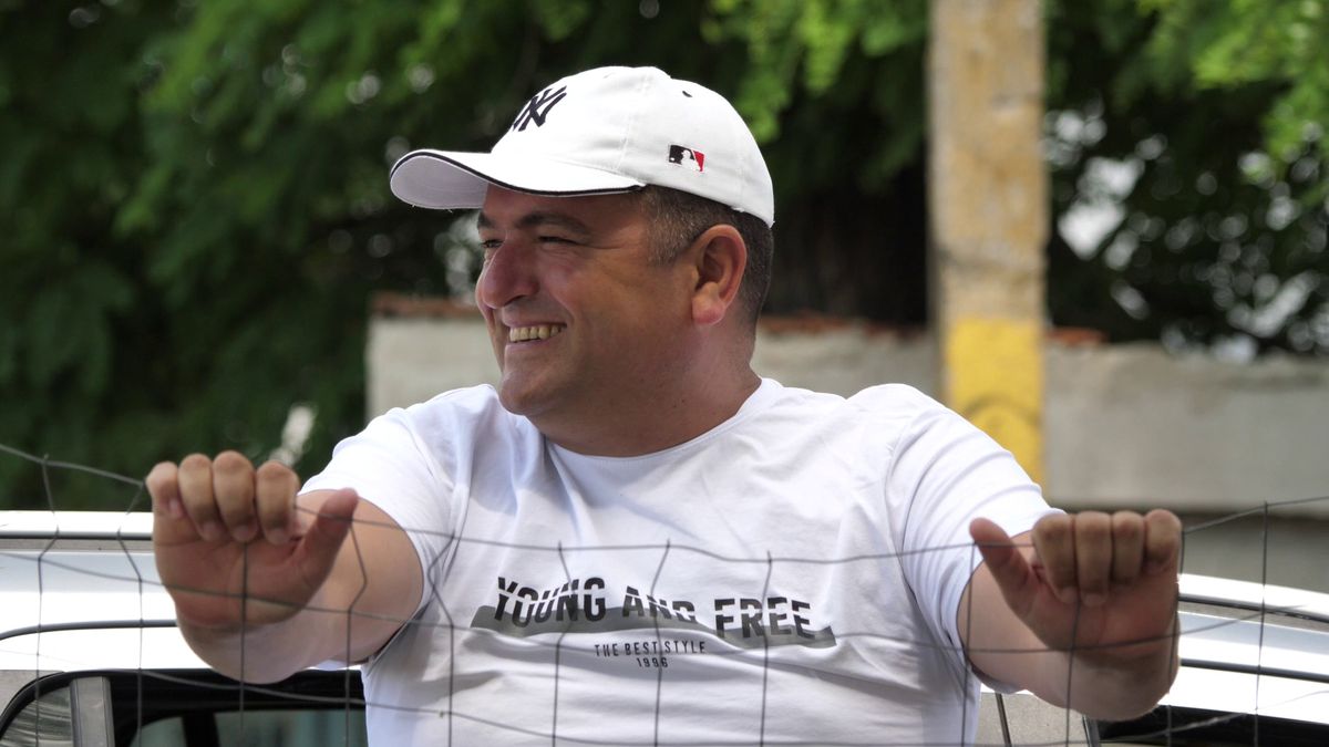 Netflix ar da lovitura la Plumbuita, în Călărași » „Stricau terenul când treceau cu morții! O luau pe gazon ca să scurteze drumul până la cimitir”