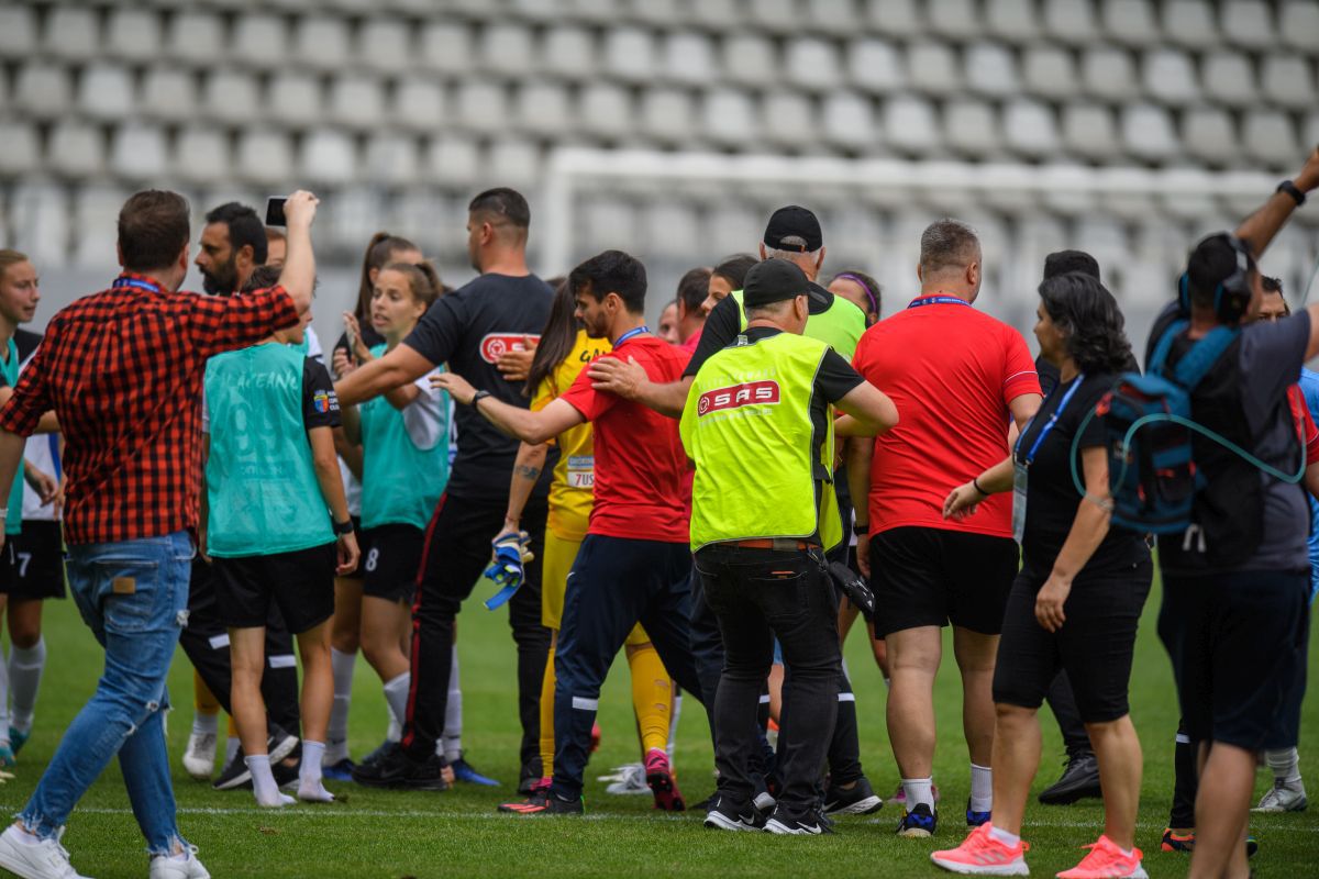 Scandal monstru și bătaie generală pe teren la finala Cupei României la fotbal feminin + Acuzații grave: „Am fost amenințată de omul de la pază”