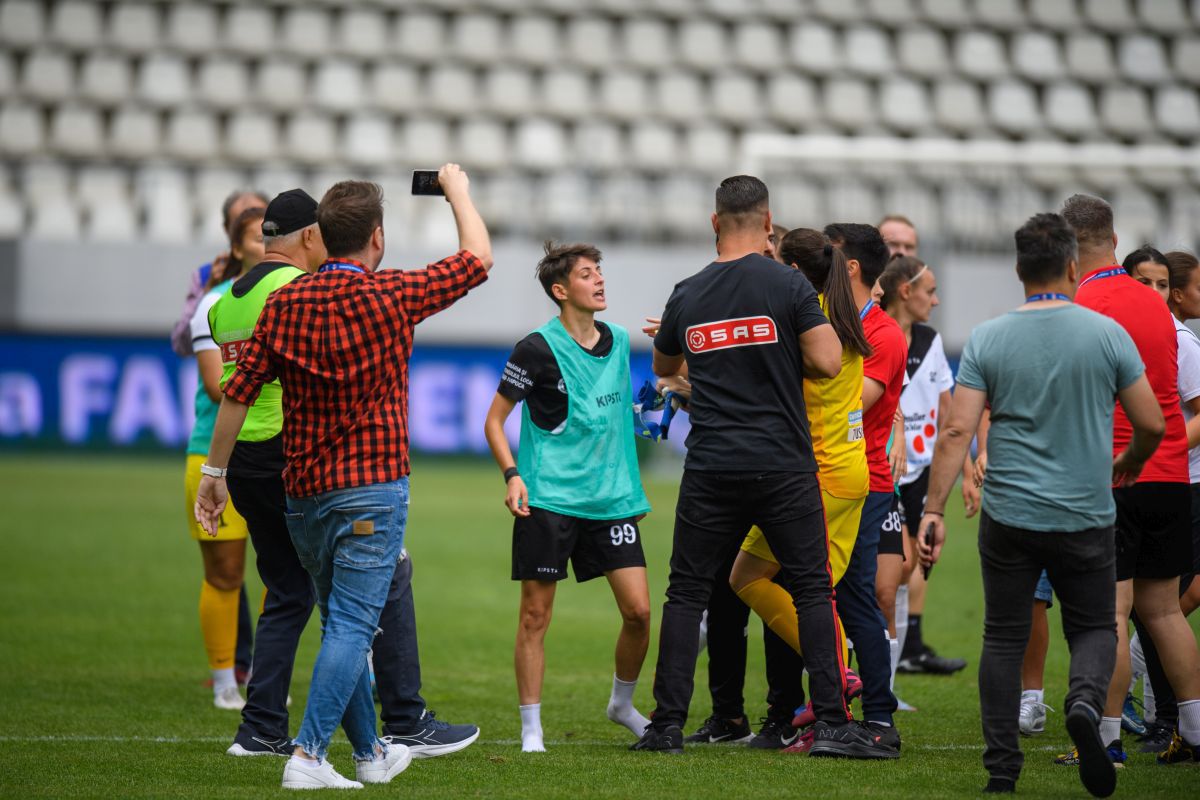 Scandal monstru și bătaie generală pe teren la finala Cupei României la fotbal feminin + Acuzații grave: „Am fost amenințată de omul de la pază”