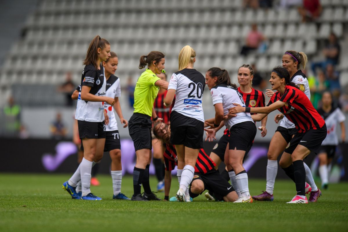 Scandal monstru și bătaie generală pe teren la finala Cupei României la fotbal feminin + Acuzații grave: „Am fost amenințată de omul de la pază”