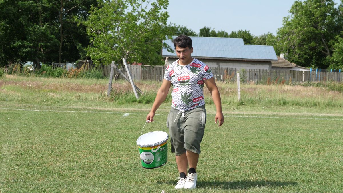 Netflix ar da lovitura la Plumbuita, în Călărași » „Stricau terenul când treceau cu morții! O luau pe gazon ca să scurteze drumul până la cimitir”