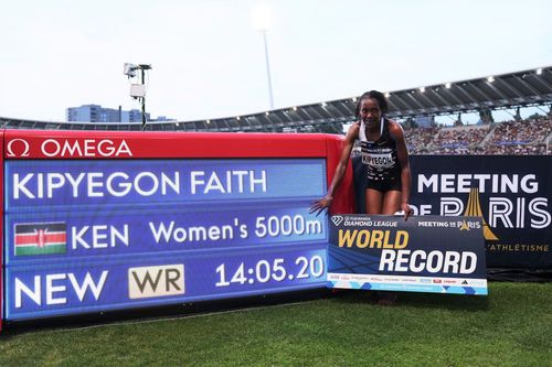 Faith Kipyegon lângă tabela cu recordul mondial Foto Guliver/GettyImages