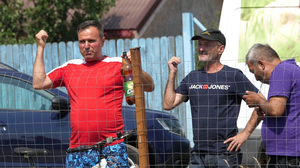 Netflix ar da lovitura la Plumbuita, în Călărași » „Stricau terenul când treceau cu morții! O luau pe gazon ca să scurteze drumul până la cimitir”